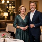 Elegantní pár u stolku v restauraci během slavnostní večeře, teplé osvětlení, profesionální kvalita.